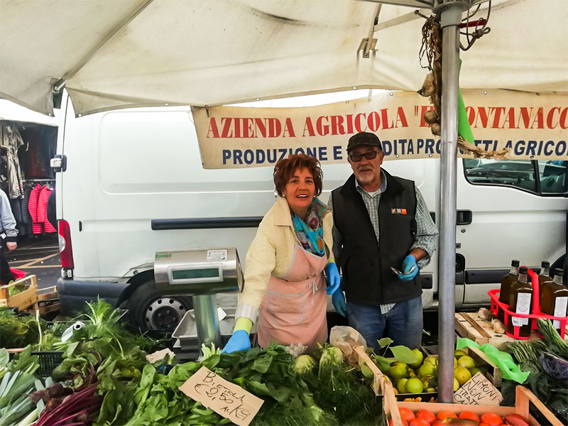 Luisa e Antonio di Azienda Agricola toscana Il Fontanaccio, al mercato
